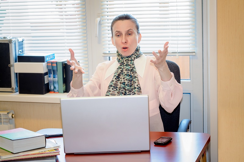 Senior Woman Raging Against the Computer Prekvapená žena