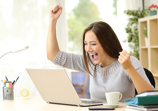 happy-woman-computer-510x360-1 Konečne pomoc v práci!